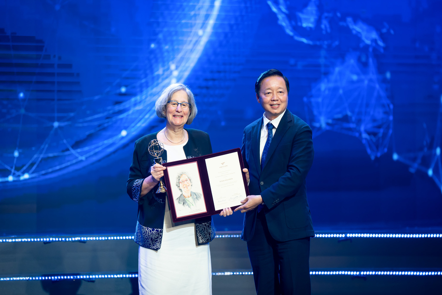 Vietnam’s Deputy Prime Minister Tran Hong Ha (right) presented Susan Solomon with the VinFuture Award for Female Innovator at an award ceremony on Dec. 20 in Hanoi, Vietnam. Solomon was recognized for her work on ozone depletion and the creation of the Montreal Protocol. Photo courtesy of the VinFuture Foundation Susan Solomon wins VinFuture Award for Female Innovators