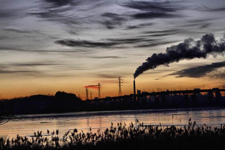 Photo: Ozone exacts a particularly heavy toll on people living in economically disadvantaged areas, where industrial and power plants tend to cluster. While policies have been implemented to reduce ozone emissions across the country, they have not yet addressed built-in inequities in the U.S. economy, leaving low-income Americans at greatest risk for health and economic damages. (Source: raymondclarkeimages) Selin_ES&T_Photo.jpg